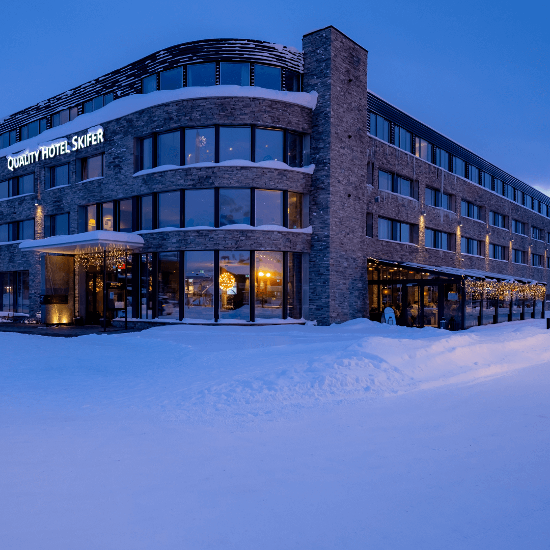 Fasaden av Quality Hotel Skifer under vintern.