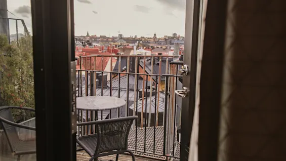 Home Hotel Wellington: En hyggelig balkon med udsigt over en by med mange tage under en overskyet himmel.