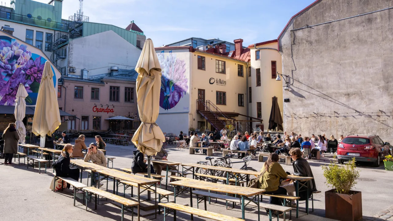 Outdoor seating area in the sun in Gothenburg city.