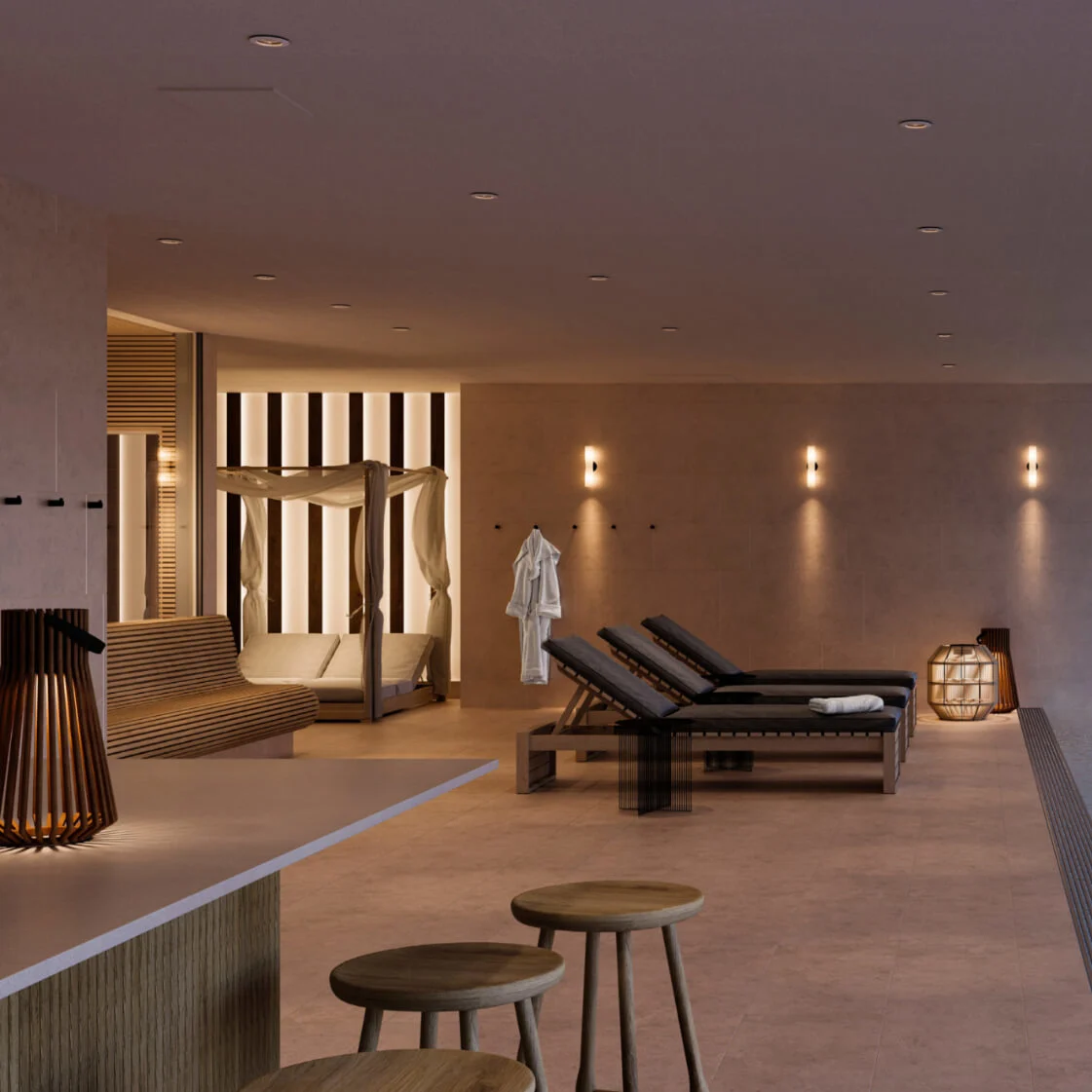 En lugn inomhuspoolmiljö med solstolar vid vattnet, en himmelsäng i bakgrunden, mjuk belysning och träpallar vid förgrundsbaren i ett modernt spa.