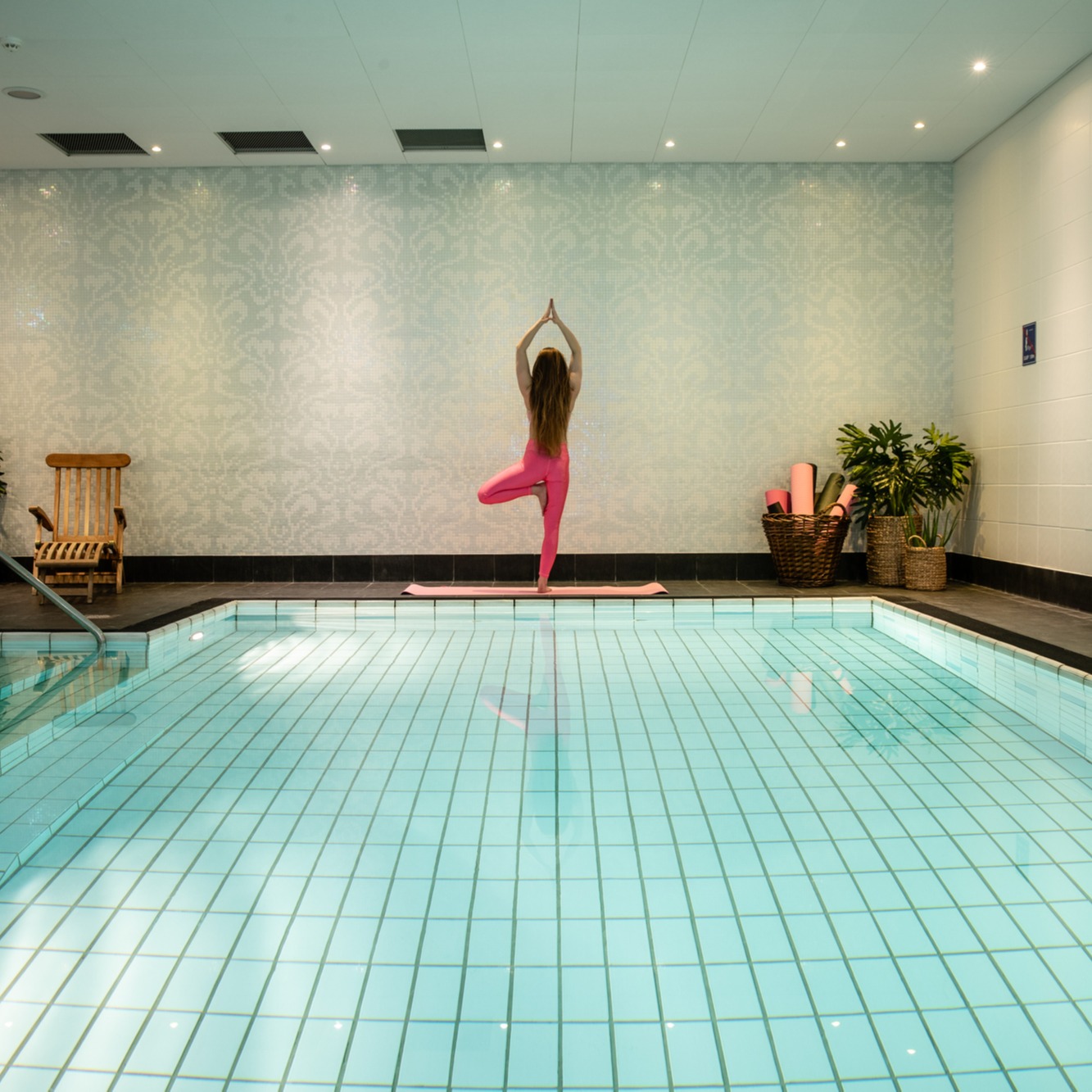 Yoga vid poolen på Clarion Hotel® Grand i Östersund.