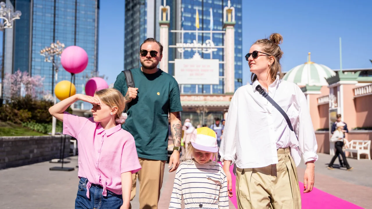 Family spending time at Liseberg in Gothenburg. 