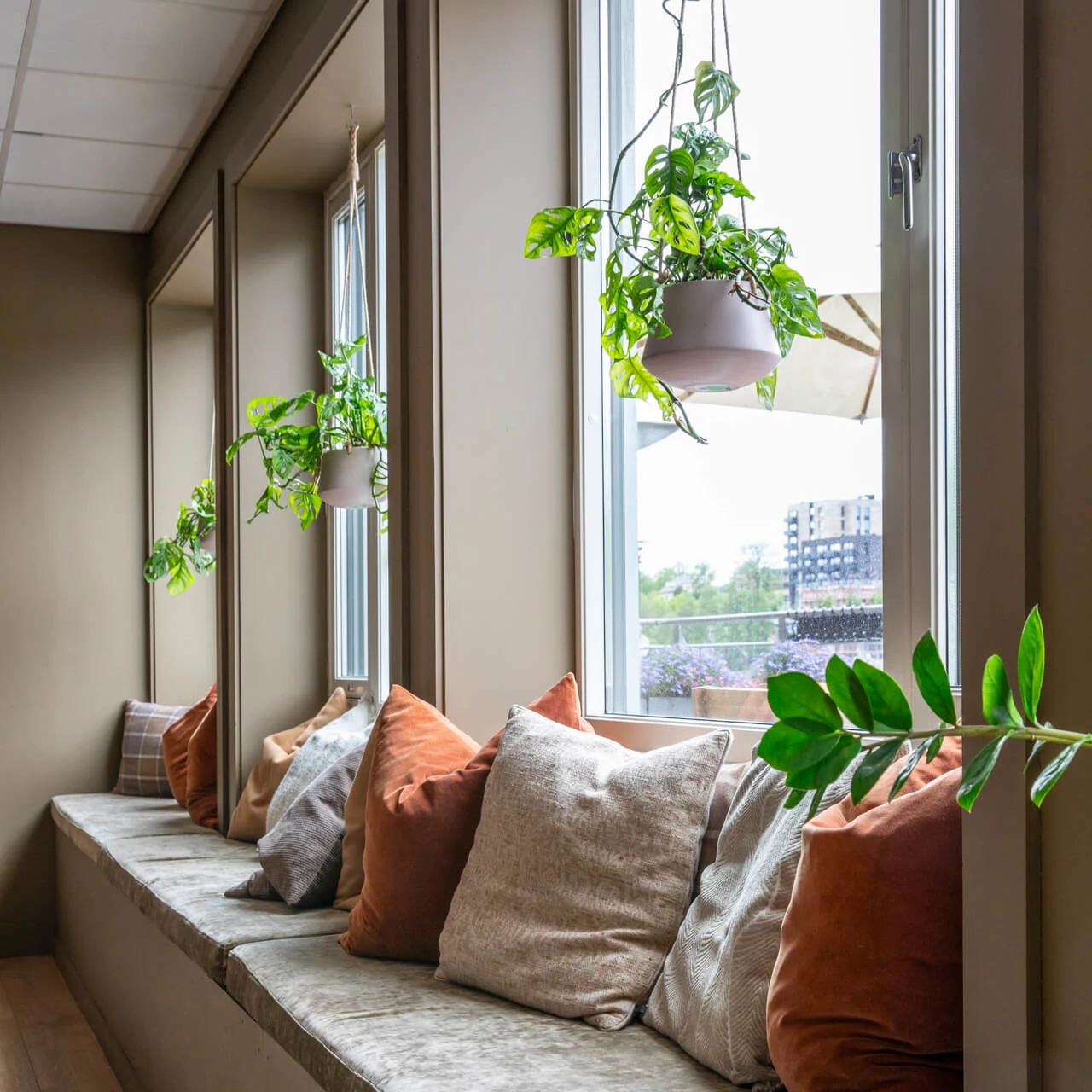 Common area "Peisestue" with seating options, pillows and plants