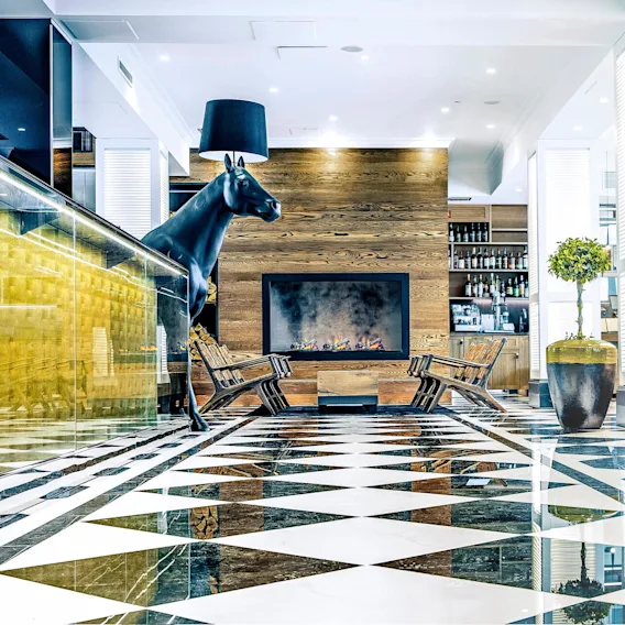 Modern lobby på Hotel Lilla Roberts i Helsingfors.