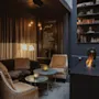 Et hyggeligt loungeområde med komfortable siddepladser, en varm pejs og hylder fyldt med bøger. Johan P