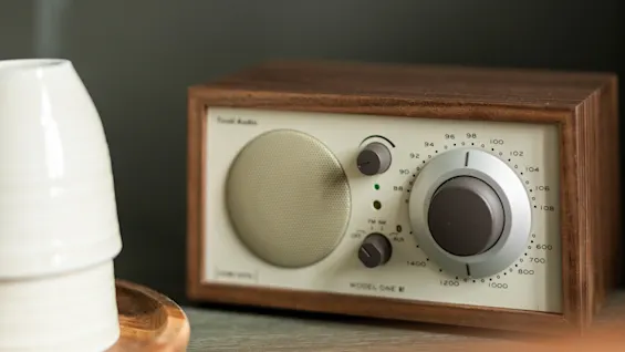 Retrostyylinen radio puukotelolla ja taajuuksia näyttävällä valitsimella. Model ONEE.