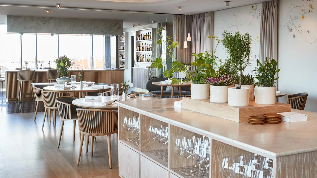 Interiör på Geranium - en restaurang som erbjuder en hisnande panoramautsikt och en kulinarisk resa som har gett den tre Michelin-stjärnor