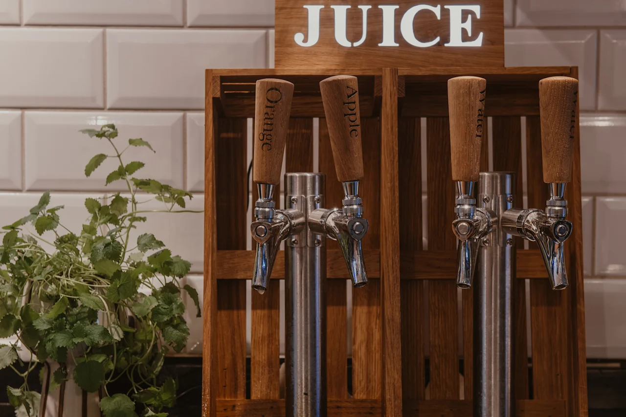 Juiceautomat med kranar för apelsin, äpple och vatten, på Home Hotel Grand, Helsingborg.