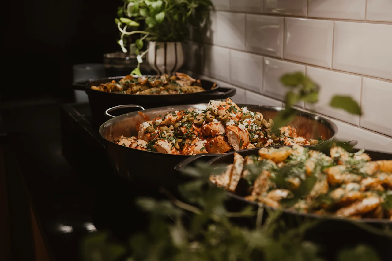 En läcker buffé med olika rätter, inklusive kyckling med oliver och örter, på Home Hotel Grand, Helsingborg.