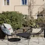 Kutsuva ulkoterassi kahdella tuolilla, pöydällä ja rehevällä kasvillisuudella, täydellinen rentoutumiseen.