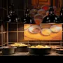 En varm buffet med varme retter i svarte serveringskar, opplyst av taklamper. Et skilt med åpningstider er synlig.