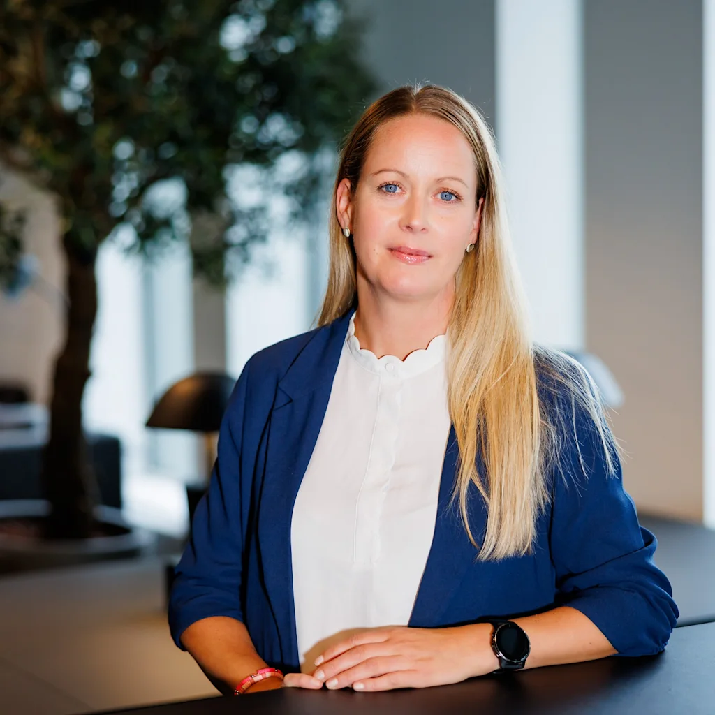 Stine Svendsen, Project Manager - Campus at Elkjop Nordic. Valokuvattu haastatteluun Clarionin kanssa. Henkilö sinisessä bleiserissä toimistossa.