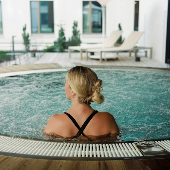 Henkilö rentoutuu poreilevassa ulkoporealtaassa Spa at Clarion Hotel Helsinki Airportissa.