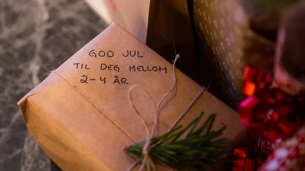 Julklapp under julgranen på Clarion Hotel The Hub i Oslo.