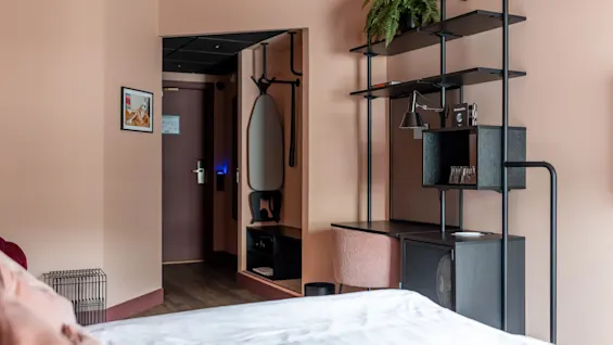 Et innbydende hotellrom med en komfortabel seng, et velutstyrt skrivebord og praktiske fasiliteter for et hyggelig opphold.