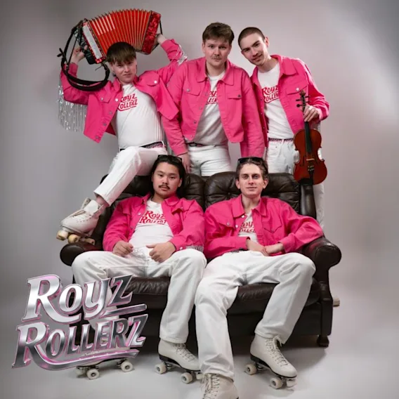 Fem personer i rosa jakker og rulleskøyter, noen med musikkinstrumenter, med teksten "Royz Rollerz".