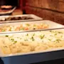 En varm og indbydende buffet med cremet kartoffelmos og andre lækre retter, klar til servering.