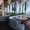 Restaurang Grand Italian på Clarion Hotel Malmö Live. En elegant matplats med blå bås, vackra ljuskronor och en fantastisk havsutsikt.