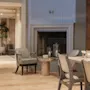 En varm och inbjudande hotellounge med öppen spis, bekväma sittplatser och mjuk belysning från levande ljus.