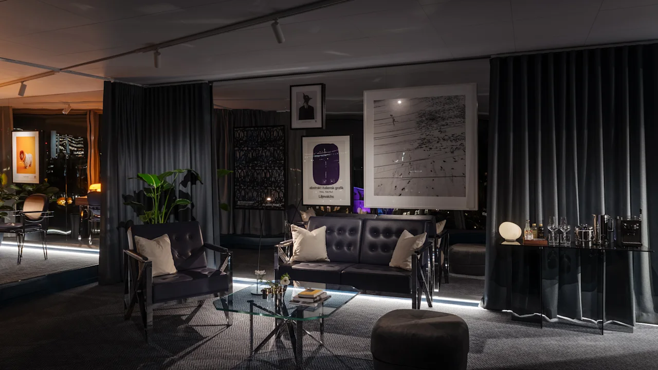 Clarion Hotel Sign Stratum Suites by Bernadotte ja Kylberg - Sviitti Stratum Collection -huonekaluilla. Tyylikäs oleskelutila modernilla muotoilulla ja tunnelmavalaistuksella.