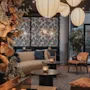 Et stilfullt og innbydende hotelloungeområde med komfortable sitteplasser, varm belysning og dekorative planter, som skaper en koselig atmosfære.