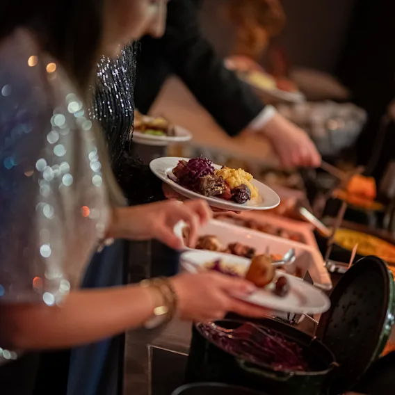 Gjester som forsyner seg med god mat fra en festlig buffet