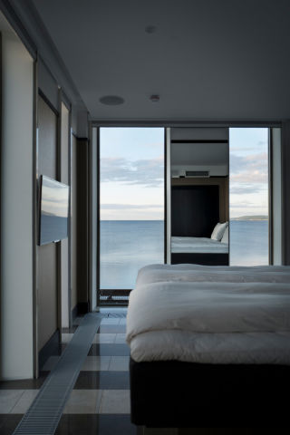Room-deluxe-bed-Vox-Hotel