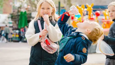 Bakken - kids eating candy