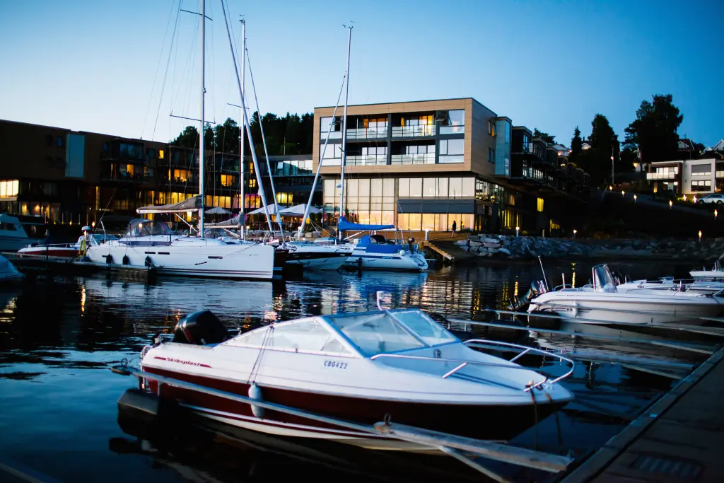 Son spas fasad och segelbåtar en sommarkväll