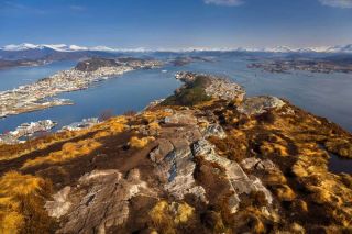 sukkertoppen-hill-aalesund-view-over-city-STOCK