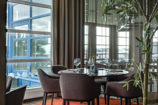 restaurant-brasseriex-dining-table-quality-airport-hotel-stavanger