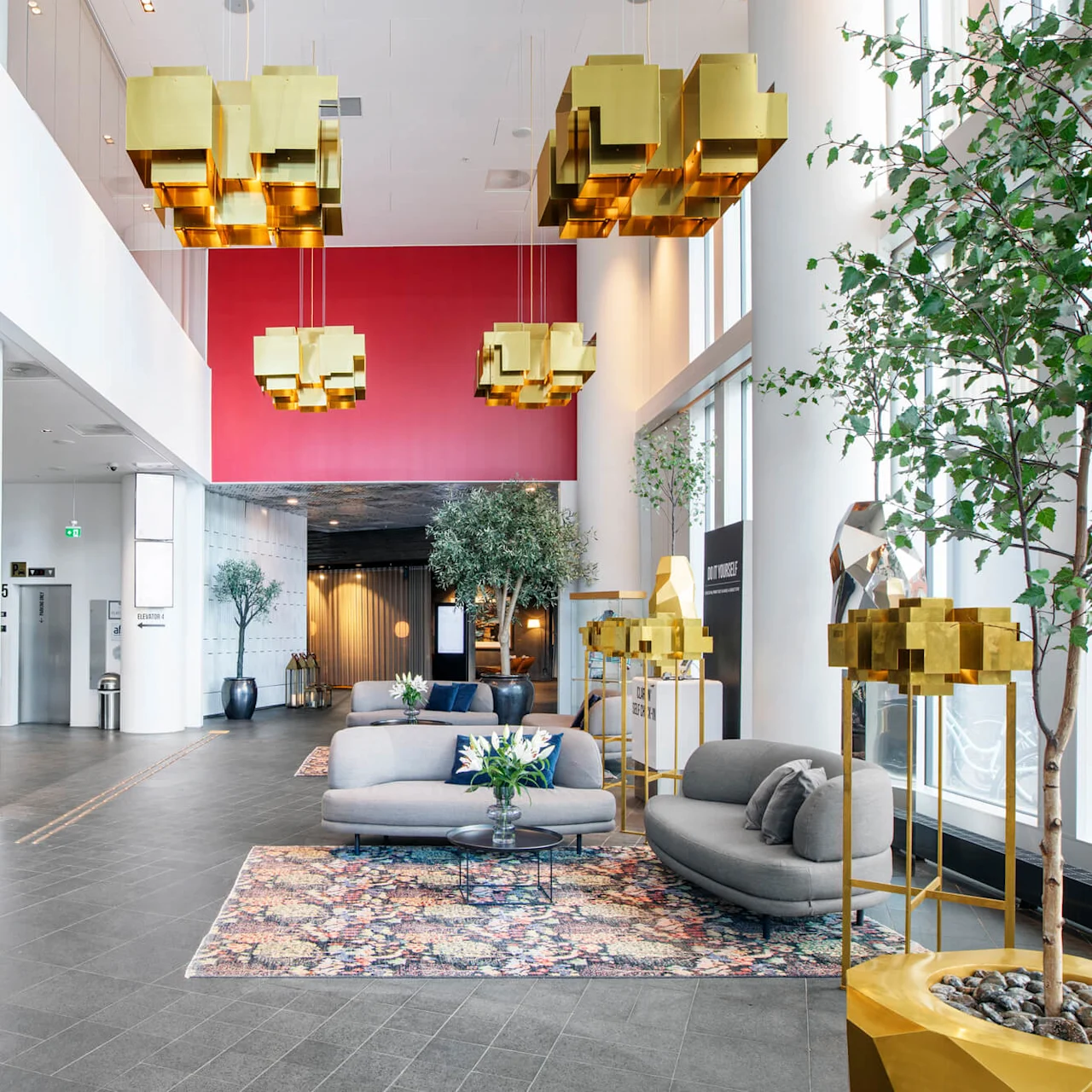 Heiser med nummer 1 og 2 til venstre; stilfull sitteområde med sofaer, tepper, frodige planter og geometriske lysekroner til høyre. Tekst: "Sky Bar & Restaurant," "Resepsjon."