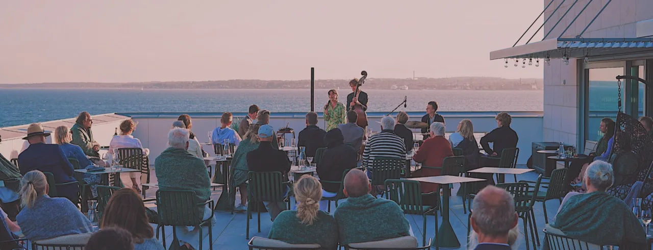 Musikevent på Rooftop Bar i Helsingborg med havsutsikt. 