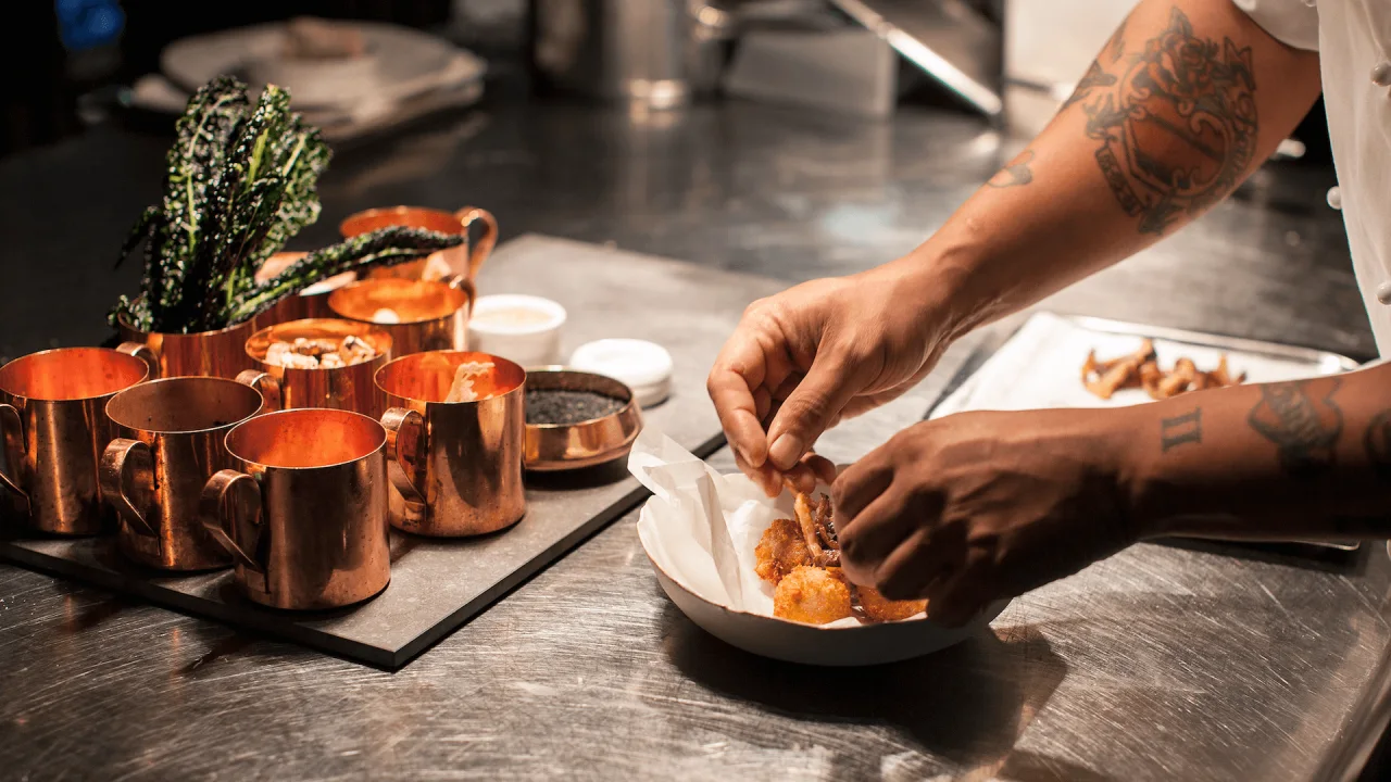 Kock förbereder arancini på Vox Restaurant i Jönköping.