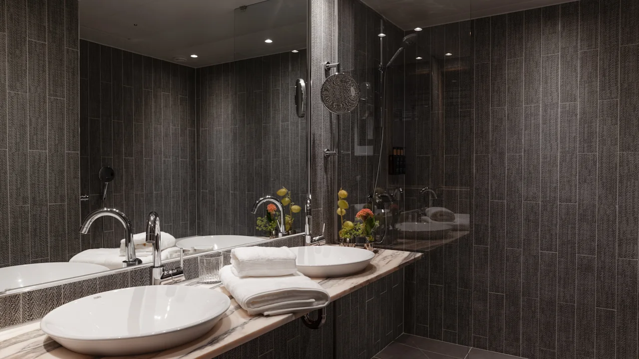 Clarion Hotel Sign - Stratum Suites by Bernadotte and Kylberg - Hotellihuoneen kylpyhuone. Moderni muotoilu kahdella pesualtaalla, peilillä ja suihkulla.