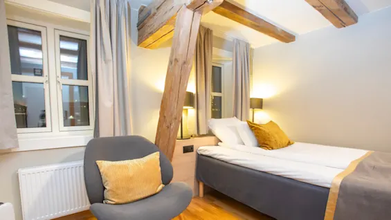 Home Hotel Bryggeparken, compact singleroom chair and window.