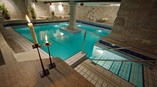 Pool med ljus Selma City Spa Wisby