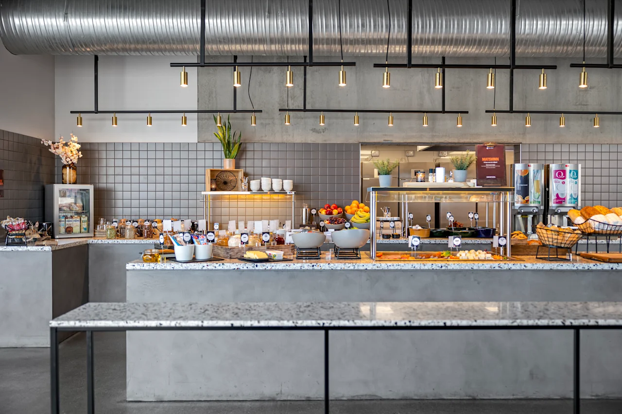 En velfylt frokostbuffet på Comfort Hotel Porsgrunn med fersk frukt, bakverk, varme retter og drikke. MATSVINN.