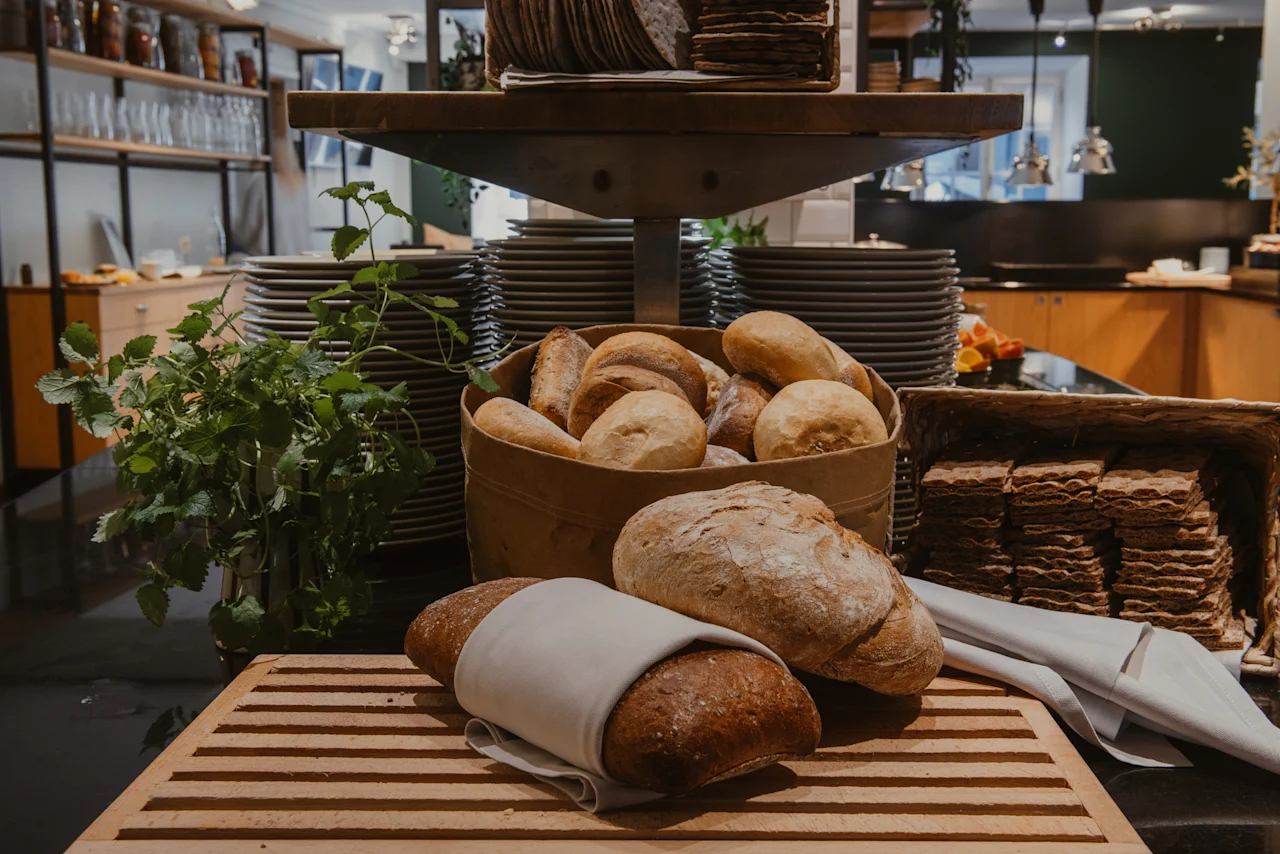 Ett härligt utbud av färskt bröd, bullar och knäckebröd på en buffé vid Home Hotel Grand, Helsingborg.