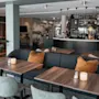 En modern och mysig restaurang- eller barinteriör, inredd för bekväm middag och umgänge, med en välutrustad bar.