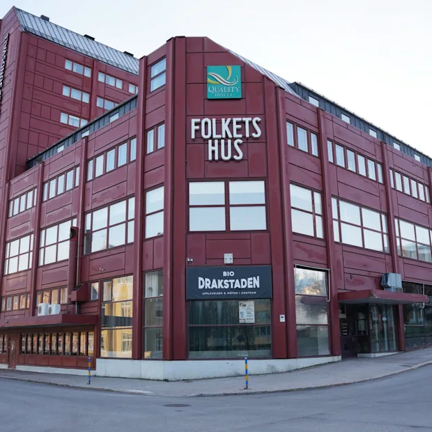 Quality Hotel Sundsvall, suuri punainen rakennus, jossa on Folkets Hus ja Bio Drakstaden -kyltit, kuvattuna kadunkulmasta.