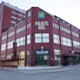 Quality Hotel Sundsvall, suuri punainen rakennus, jossa on Folkets Hus ja Bio Drakstaden -kyltit, kuvattuna kadunkulmasta.