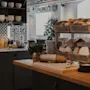 Hotelliaamiainen, jossa on valikoima tuoreita leipiä, leivonnaisia, muroja ja maitoa, sekä kyltti, jossa lukee 'Ask us'.