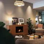 En inbjudande hotellobby med en varm öppen spis, mjuka sittplatser och stämningsfull belysning för en avkopplande upplevelse.