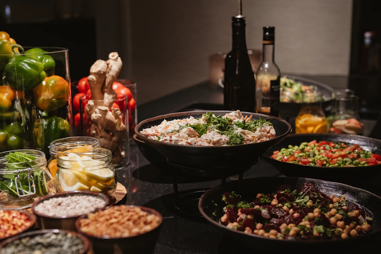 En farverig buffet på Home Hotel Wellington med friske salater, grøntsager og diverse tilbehør.