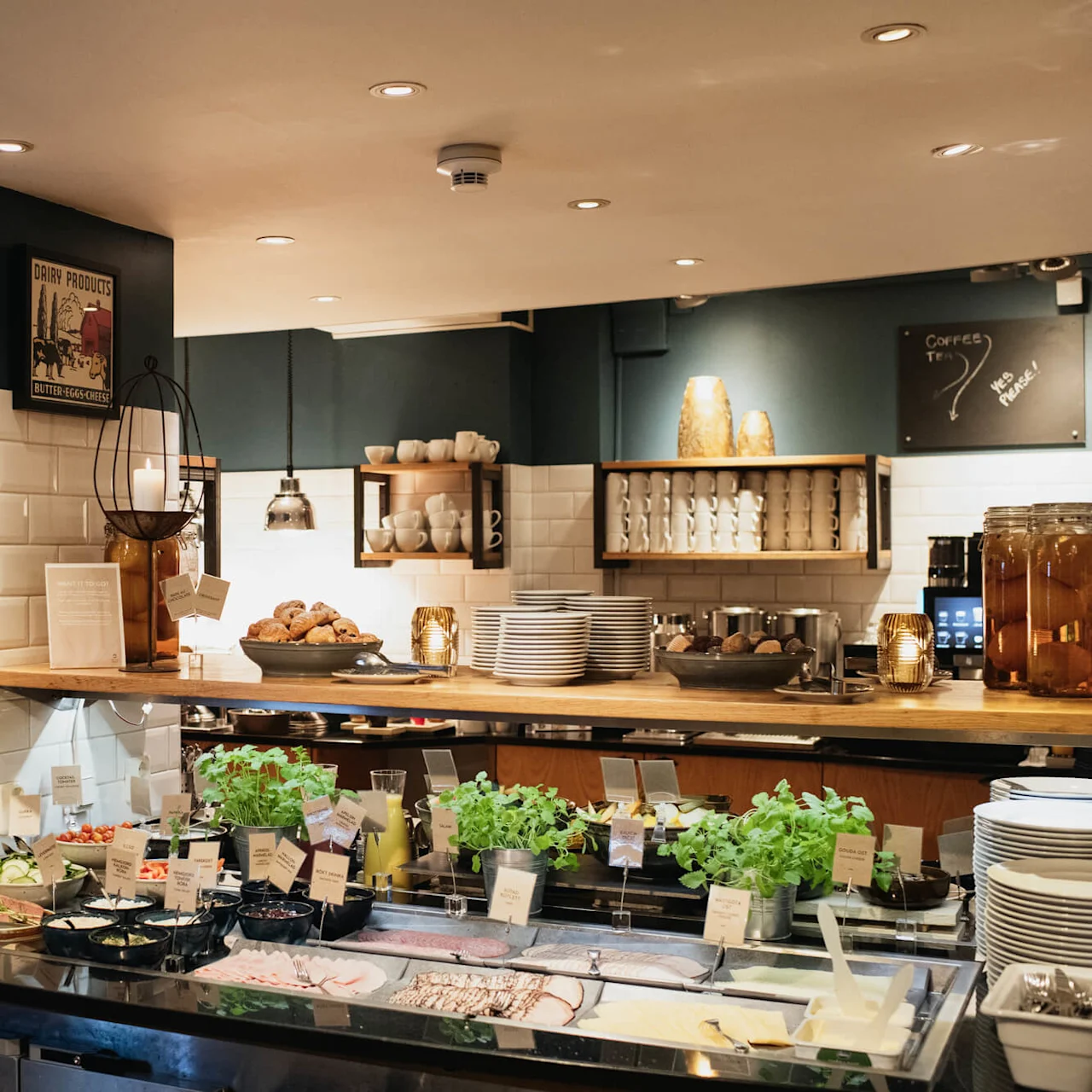 En velfylt buffet med assortert mat og tilbehør, i en koselig kaféatmosfære.