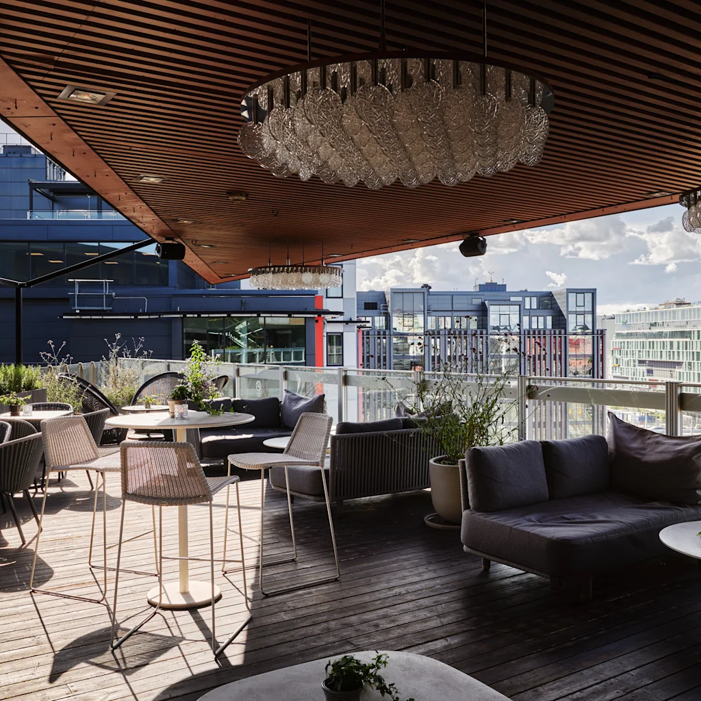 Tagbar Hidden Gem på Clarion Hotel Sign. Et stilfuldt udendørs loungeområde med komfortable siddepladser og byudsigt.