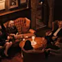 Ihmisiä rentoutumassa ja keskustelemassa viihtyisässä, klassisessa hotellibaarissa hämärässä valaistuksessa.
