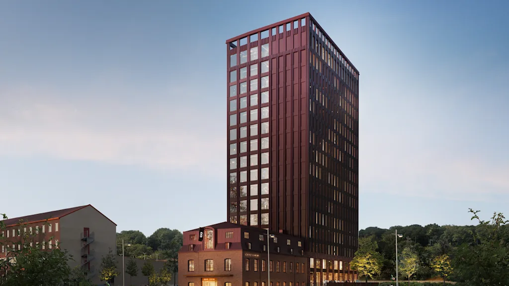 Quality Hotel The Book. En moderne høyblokk og historisk mursteinsbygning ved en elv, med folk som nyter utendørs.