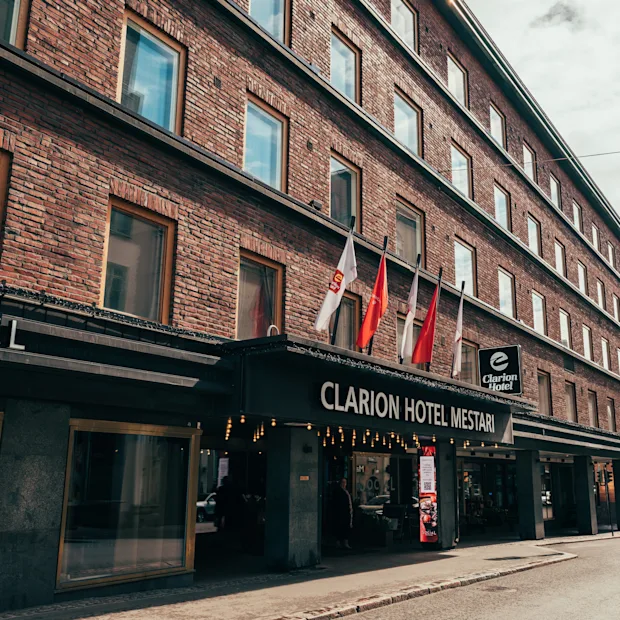 Tiilirakennus kutsuvalla hotellin sisäänkäynnillä, jossa on kyltti "THE SOCIAL BAR & BISTRO".